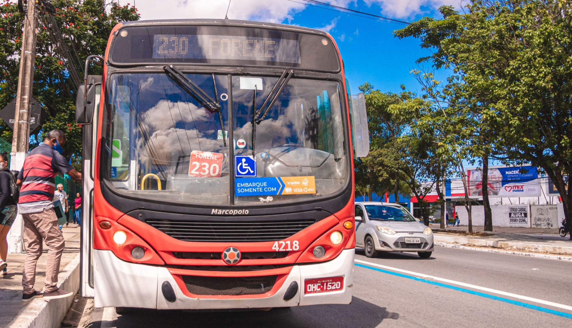 Cidadão idoso embarca em um ônibus em Maceió
